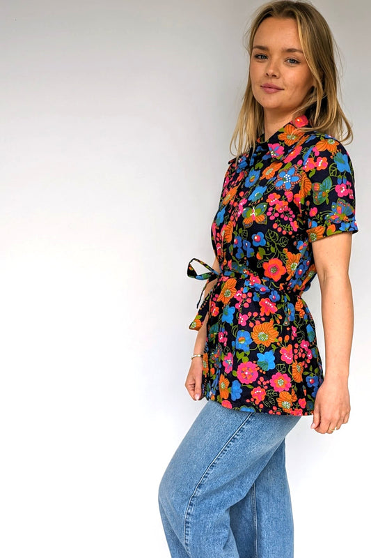bright floral summer vintage blouse with tie waist and dagger collar