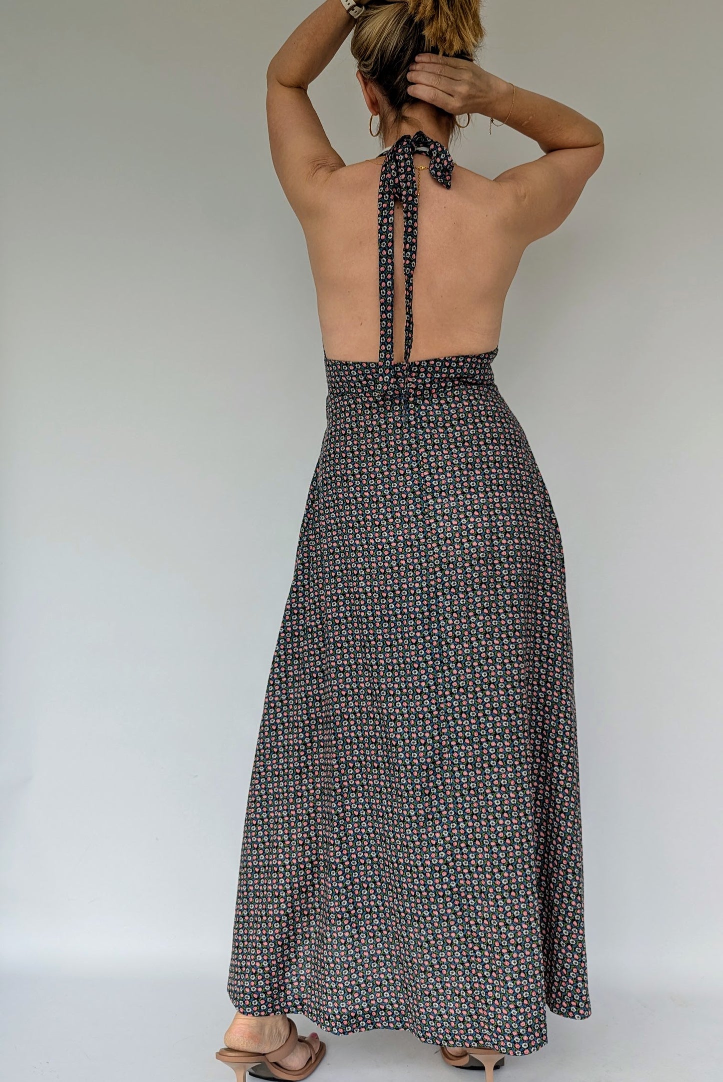 backless halter neck dress vintage 1970s