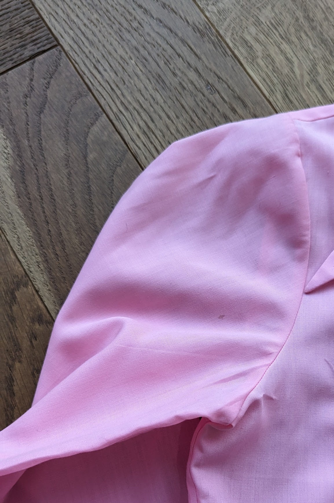 small mark on sleeve of 70s pink dagger collar long sleeve shirt