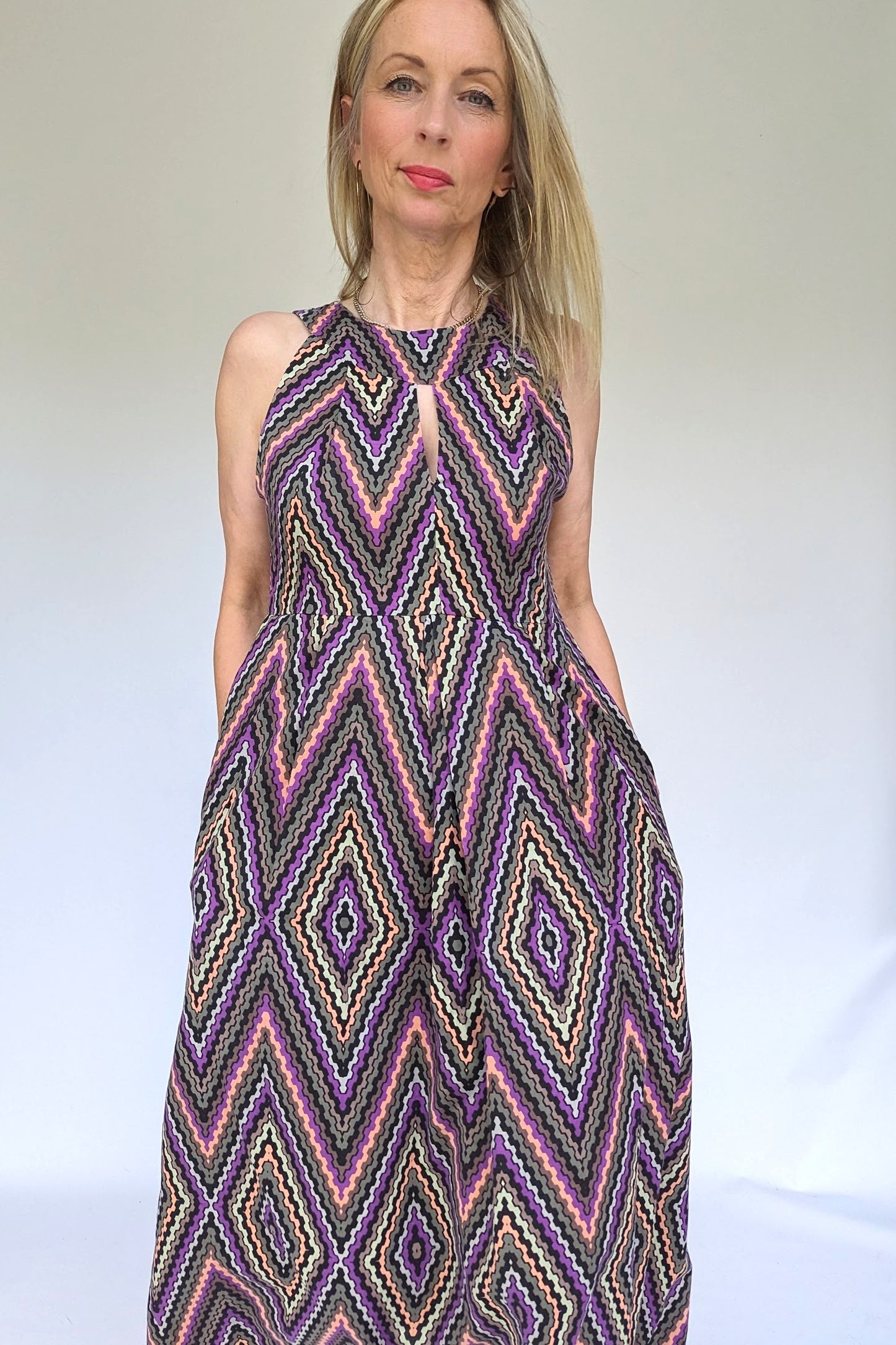 Sleeveless summer dress in purple grey pattern