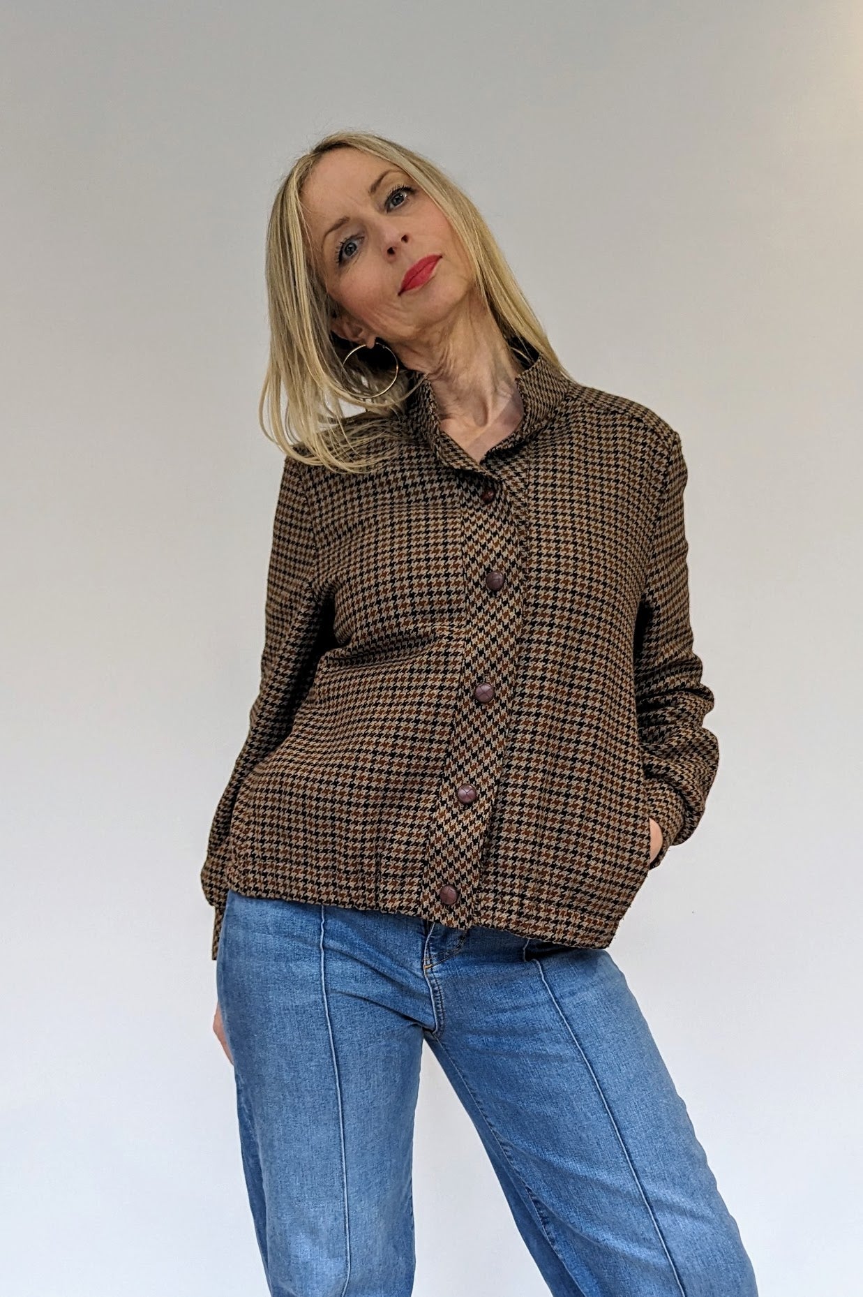 Brown Dogtooth Tweed Short Jacket with Buttons and Pockets Done Up
