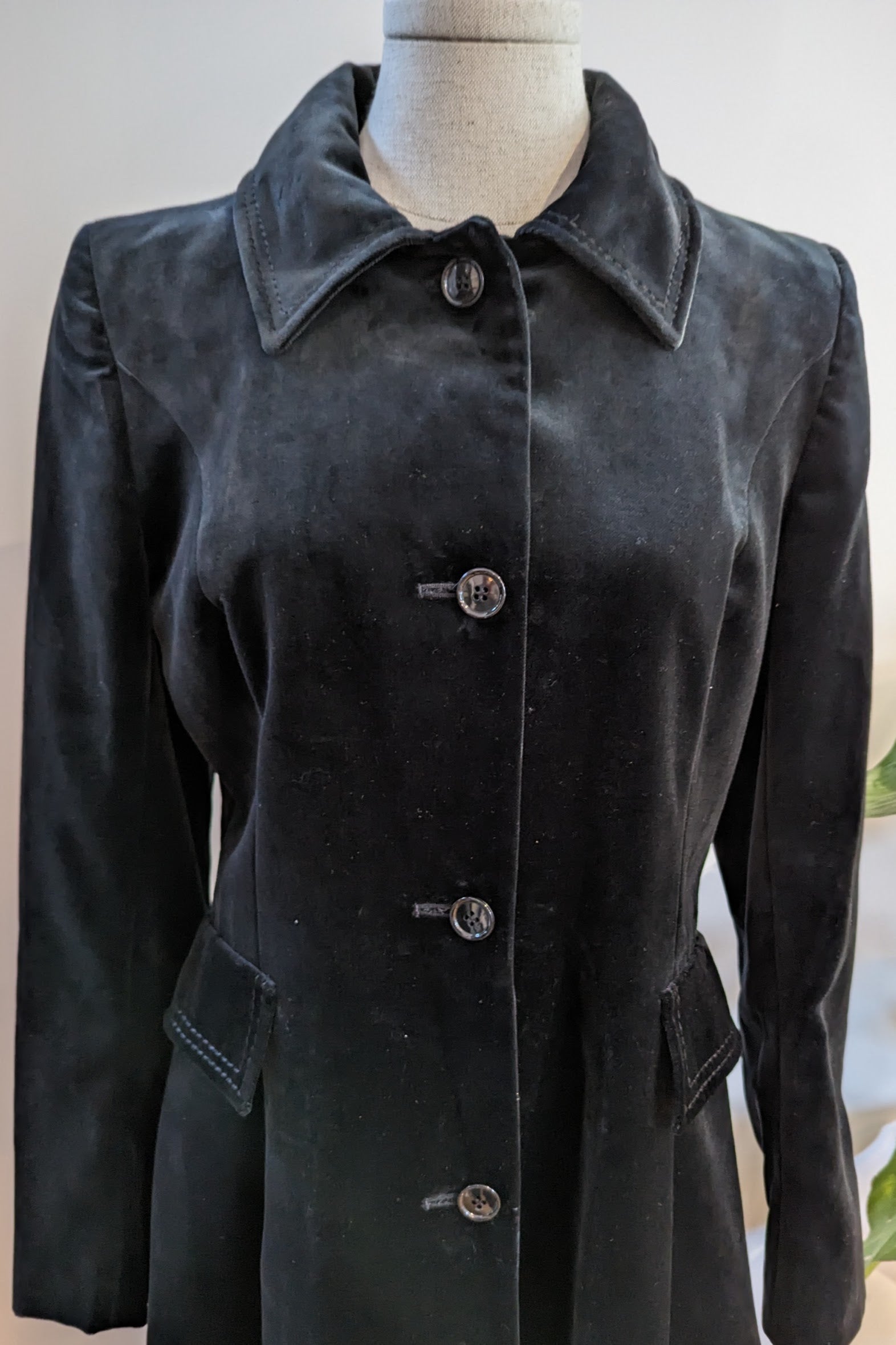 Buttoned velvet vintage coat