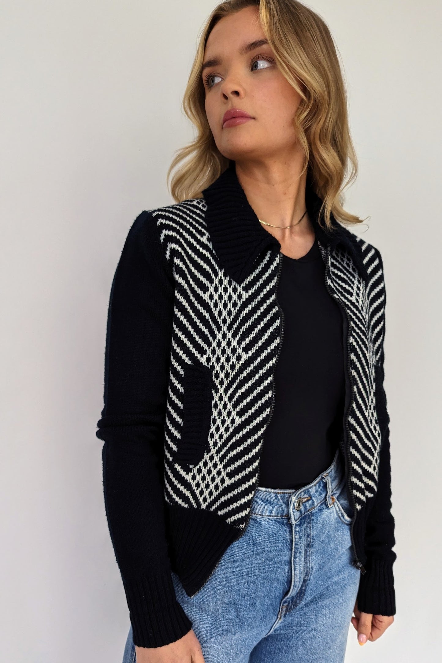 black and white short 60s cardigan with zip and pockets with chevron