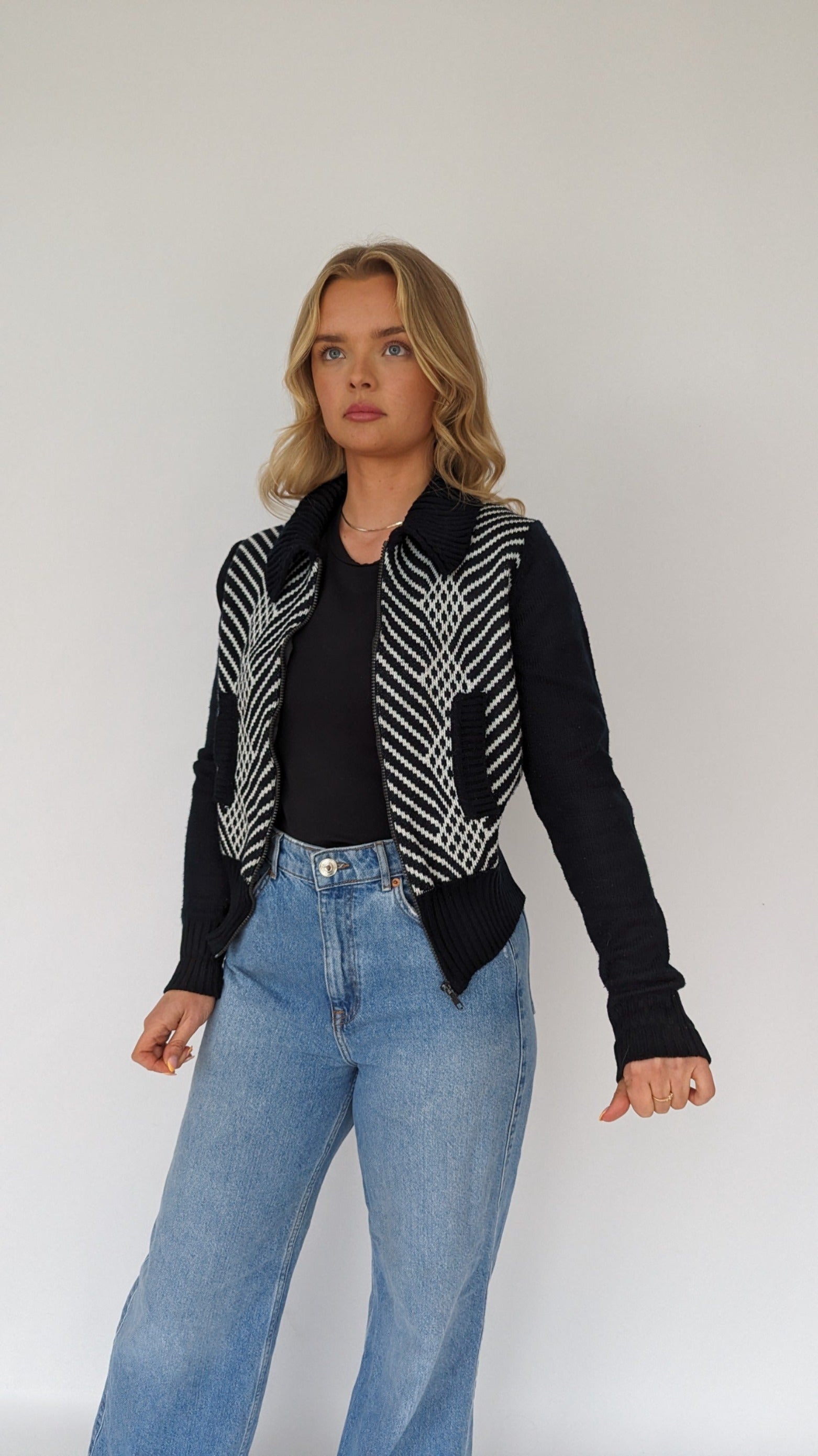 black and white cropped cardigan with zip and pockets with geometrical pattern