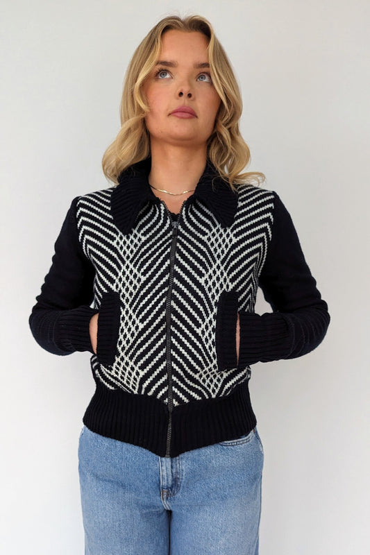 black and white short 60s cardigan with zip and pockets with geometrical pattern